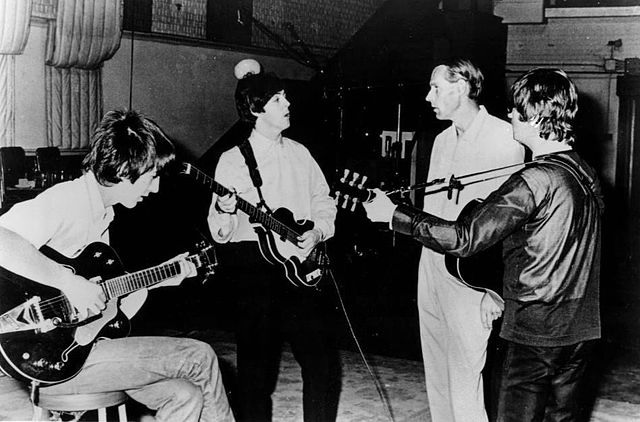 George Martin in de studio met George Harrison, Paul McCartney en Ringo Starr